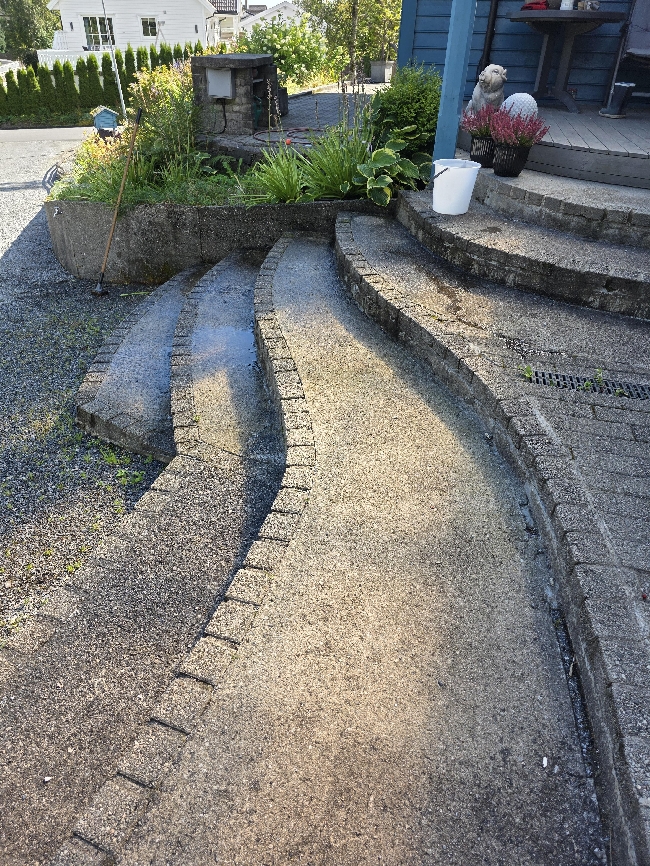 Mur og murtrapp som trenger vaskes og flikkes på