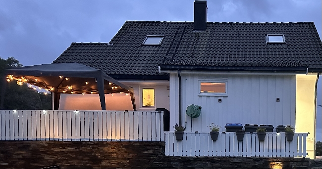Bygging av takoverbygg or rekkverk samt utbedring av utettrapp