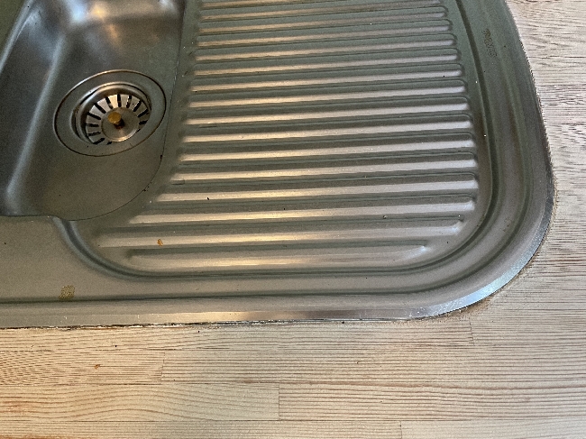 Reparasjon av heltre benkeplate rundt kjøkkenvask
