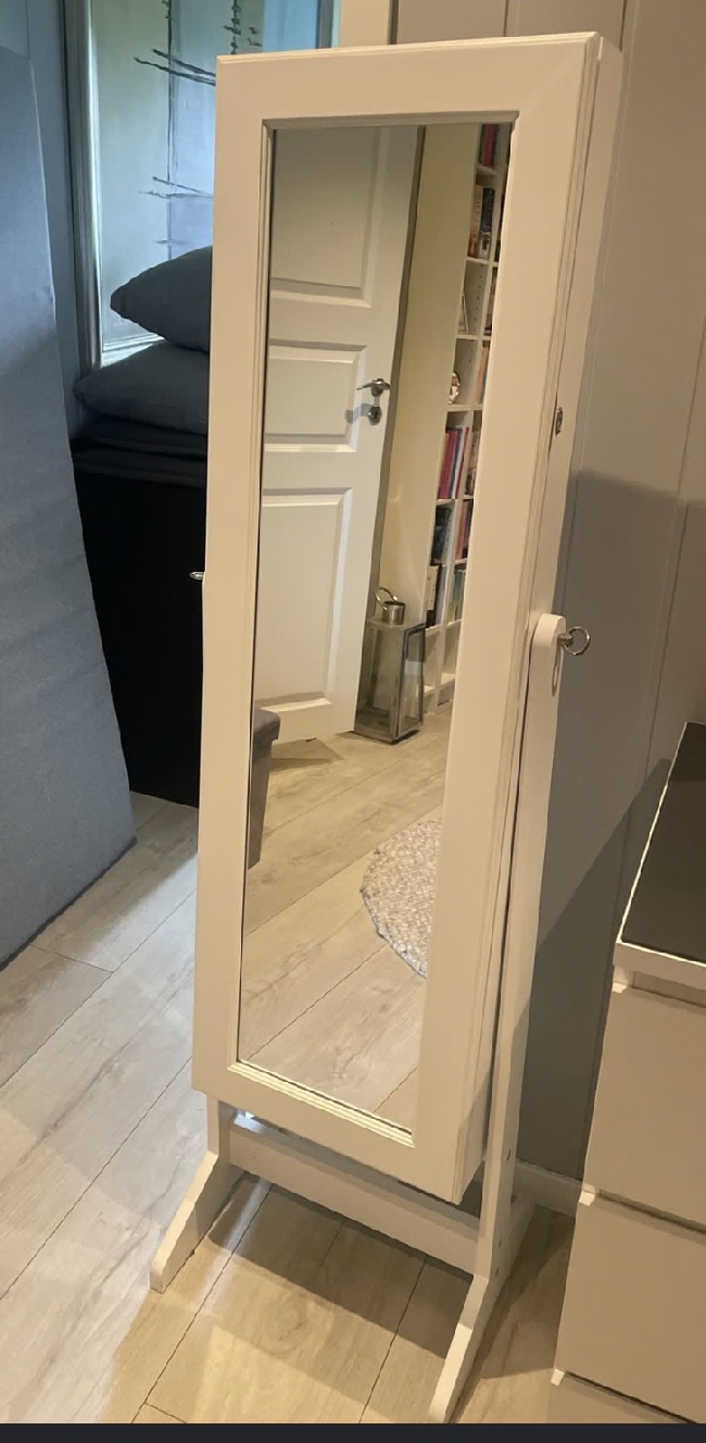 Lage ben til et smykke skap