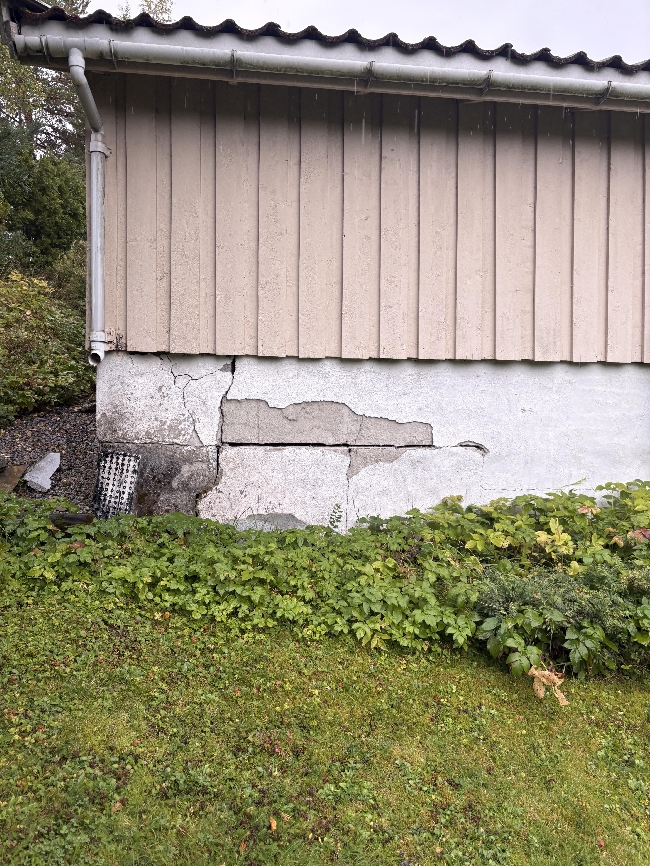 Ordne litt på en mur og male et stuetak