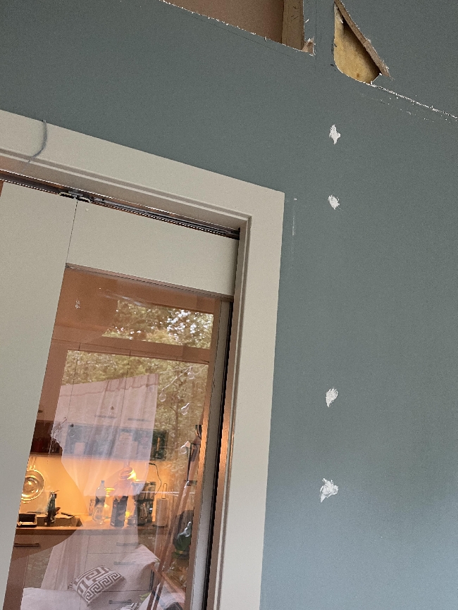 Handyman/snekker/sparkler søkes: Utskjæring og listefri finish på 10 lysåpninger + glassdør (Lillestrøm)