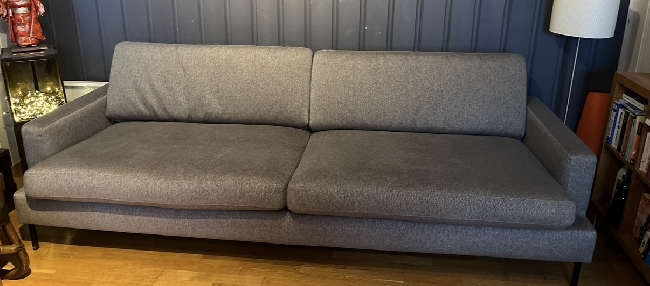 Sofa, 2 kommoder, liten pult og få flytteesker.