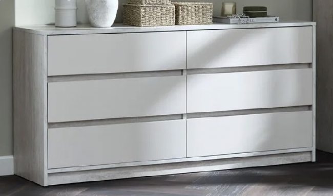 Sofa, 2 kommoder, liten pult og få flytteesker.