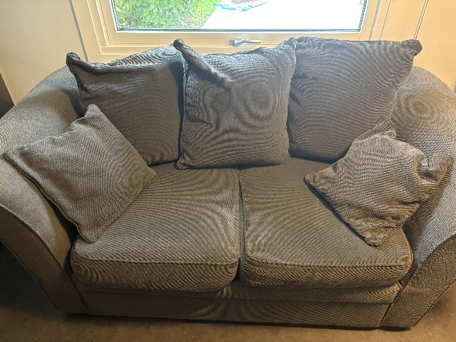 Hjelp med å bære og kjøre sofaer til gjenvinning