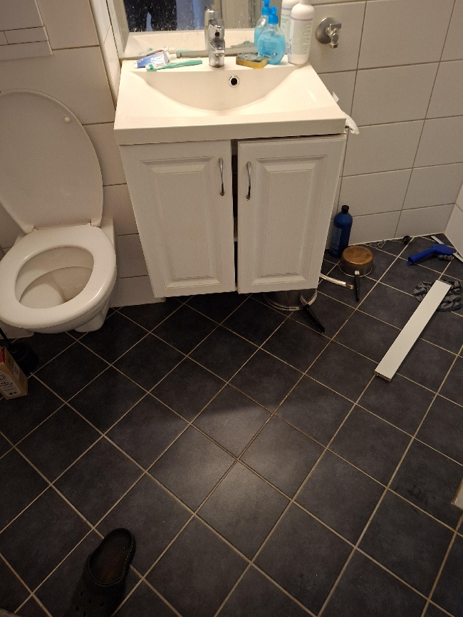 montering avbaderomsinnredning (underskap)
