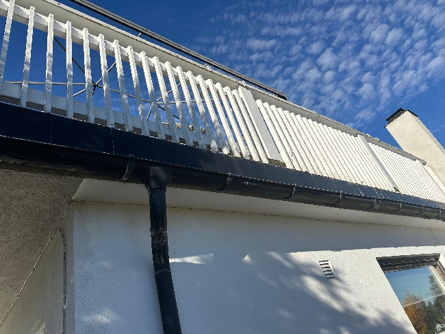 Møntere glassrekkverk.