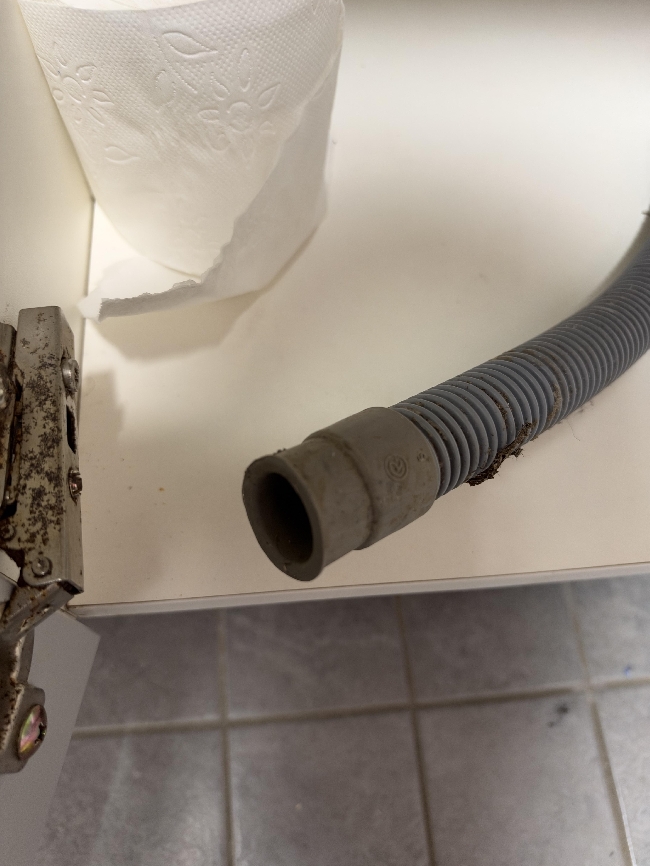 Få koblet opp vaskemaskinens tømme slange