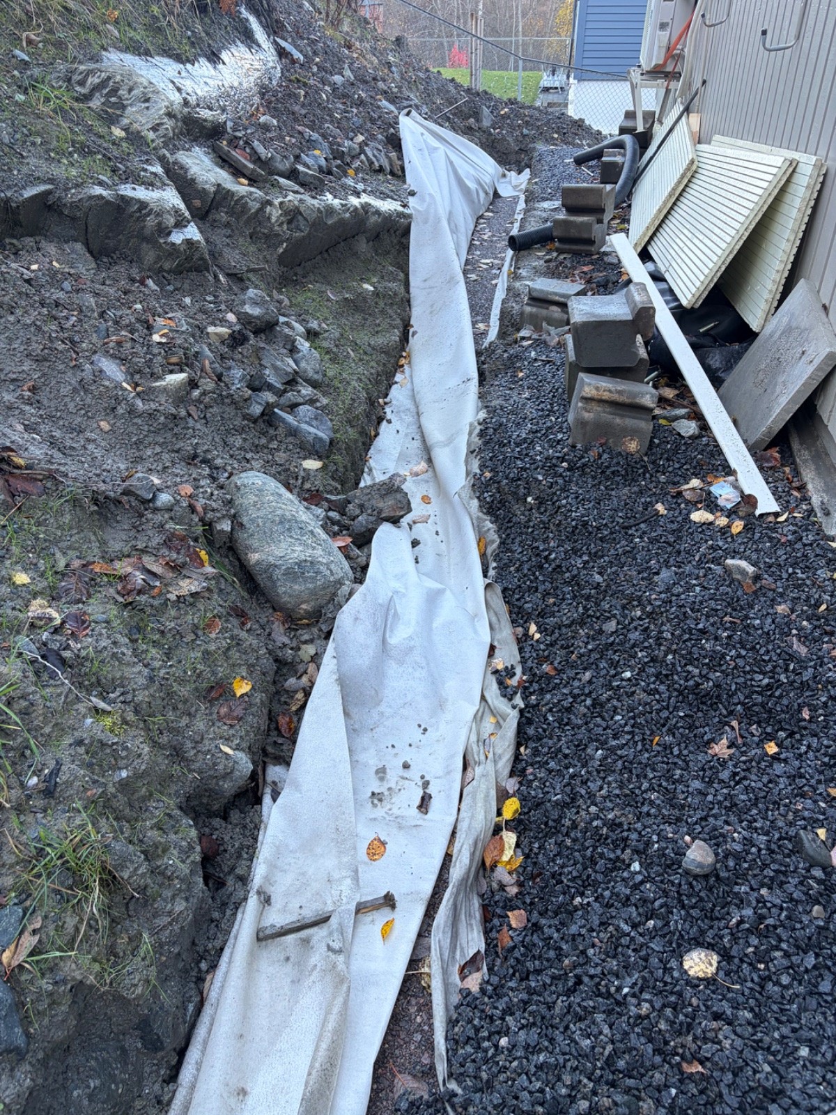 Bygge støttemur bak huset.