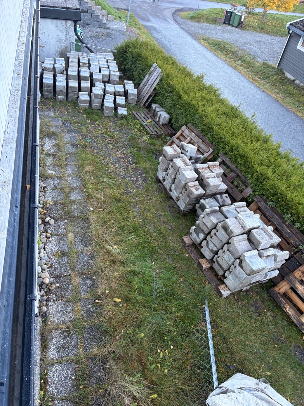 Bygge støttemur bak huset.