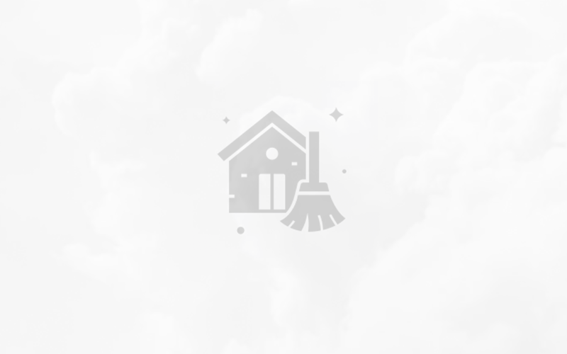 Bæring av ved vinter og klipping av gress sommer